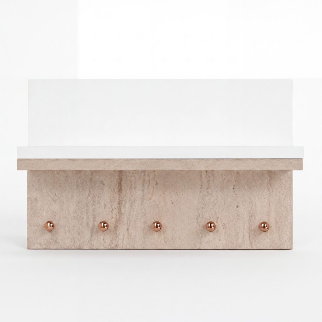 Porte-manteau sur mesure en pierre au-dessus d’un banc d’entrée